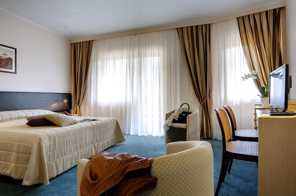 普利索拉纳大酒店 卡斯蒂奥内·德拉·佩雷索 客房 照片